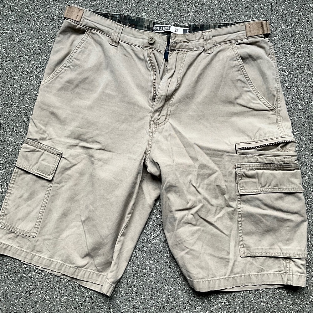 Plugg Cargo Shorts (size 32)